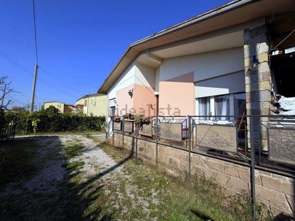 casa indipendente in vendita ad Abano Terme in zona Giarre