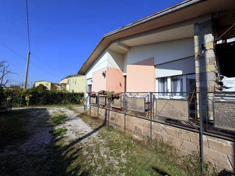 casa indipendente in vendita ad Abano Terme in zona Giarre