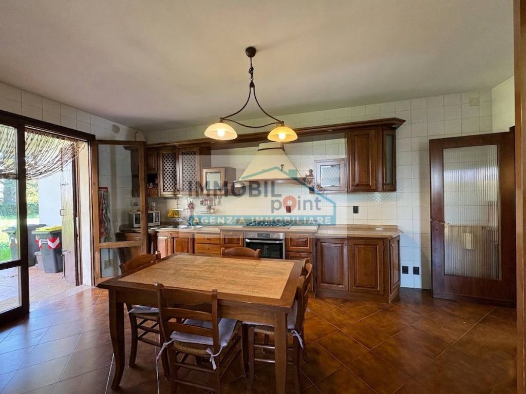 casa indipendente in vendita ad Abano Terme in zona Feriole