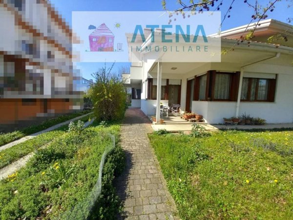 casa indipendente in vendita ad Abano Terme in zona Monteortone