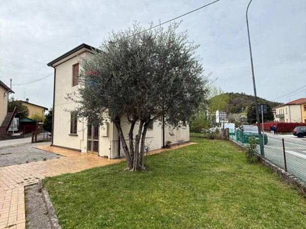casa indipendente in vendita ad Abano Terme in zona Monteortone