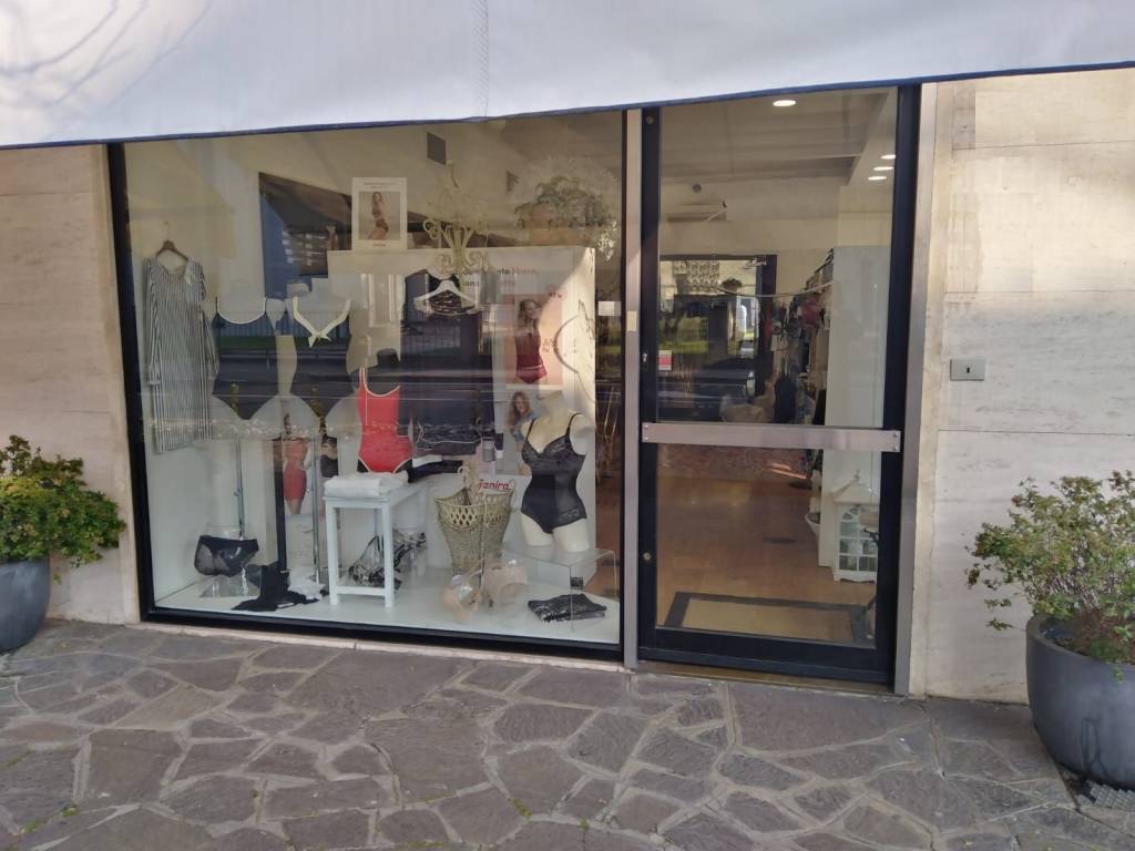 negozio in vendita ad Abano Terme in zona Monteortone