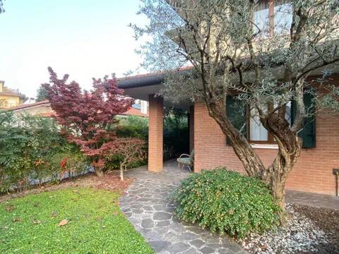 casa indipendente in vendita ad Abano Terme in zona Monteortone