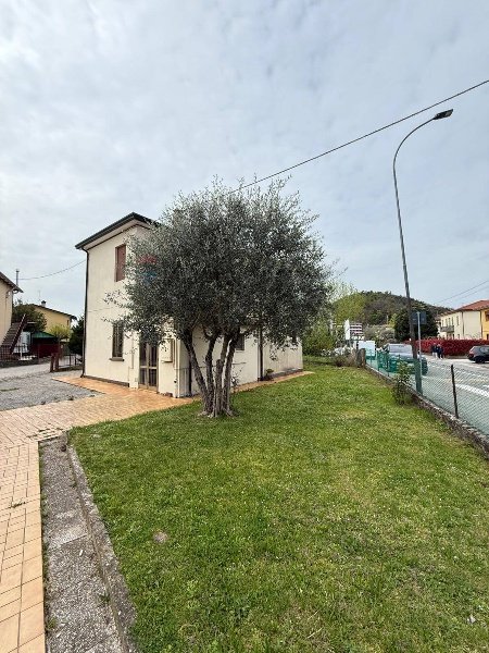 casa indipendente in vendita ad Abano Terme in zona Monteortone