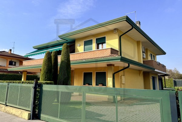 casa indipendente in vendita ad Abano Terme in zona Feriole