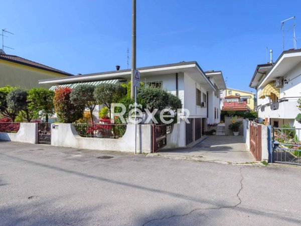 casa indipendente in vendita ad Abano Terme in zona Monteortone