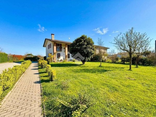 casa indipendente in vendita ad Abano Terme in zona Feriole