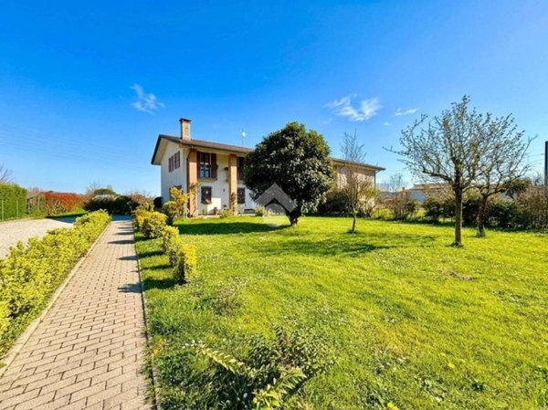 casa indipendente in vendita ad Abano Terme in zona Feriole