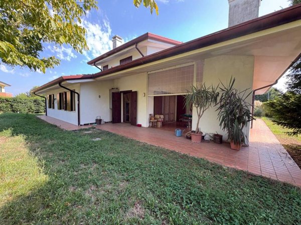 casa indipendente in vendita ad Abano Terme in zona Feriole