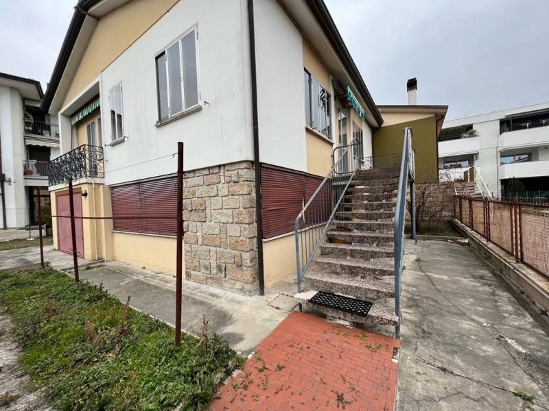 casa indipendente in vendita ad Abano Terme in zona Monterosso