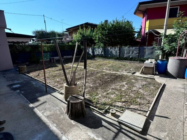 casa indipendente in vendita ad Albignasego in zona Lion