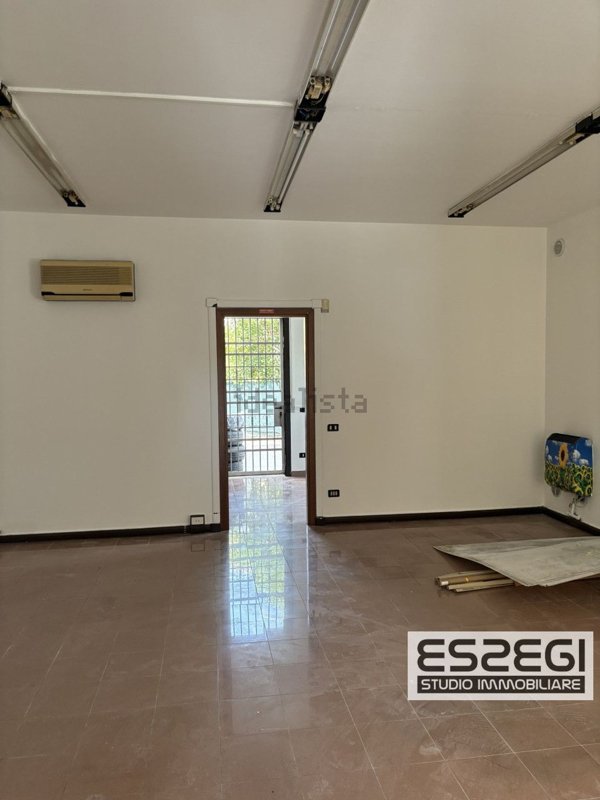 locale commerciale in vendita ad Albignasego