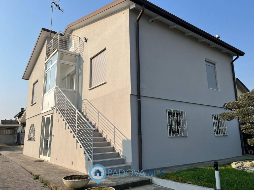 casa indipendente in vendita ad Albignasego in zona Mandriola