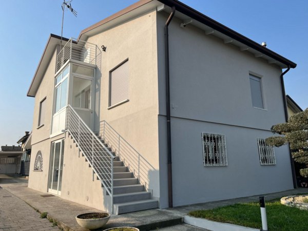 casa indipendente in vendita ad Albignasego in zona Mandriola