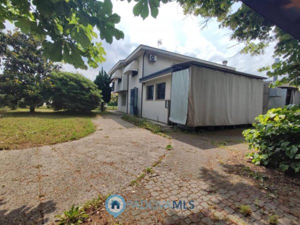 casa indipendente in vendita ad Albignasego in zona Lion