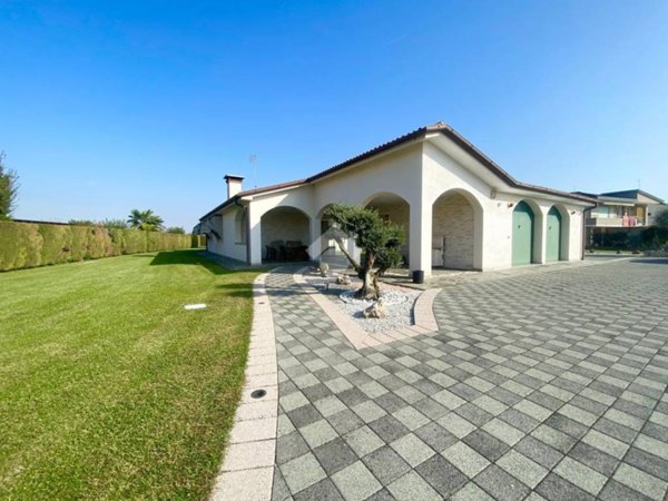 casa indipendente in vendita ad Albignasego in zona Lion