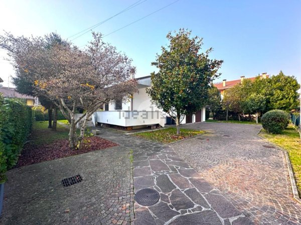 casa indipendente in vendita ad Albignasego in zona Mandriola