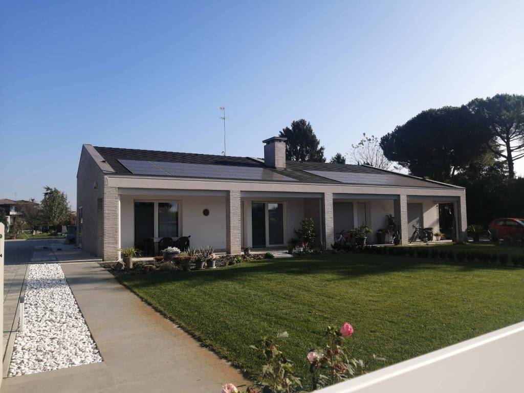 casa indipendente in vendita ad Albignasego in zona Lion