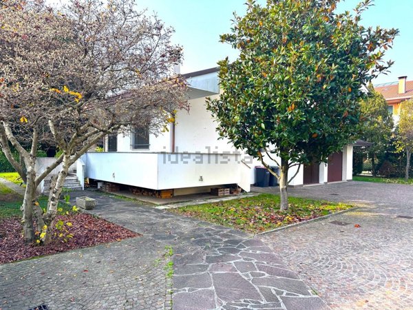 casa indipendente in vendita ad Albignasego in zona Mandriola