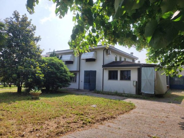 locale commerciale in vendita ad Albignasego in zona Lion