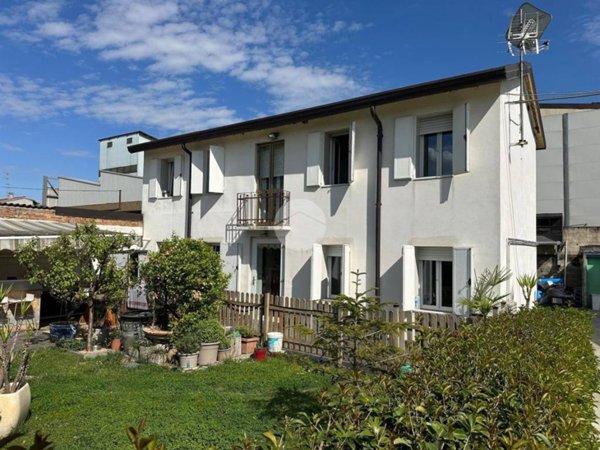casa indipendente in vendita ad Albignasego in zona Mandriola