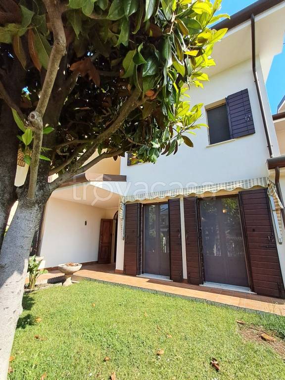 casa indipendente in vendita ad Albignasego in zona Lion