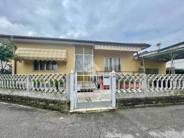 casa indipendente in vendita ad Albignasego in zona Lion