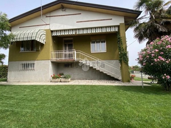 casa indipendente in vendita ad Albignasego in zona Lion