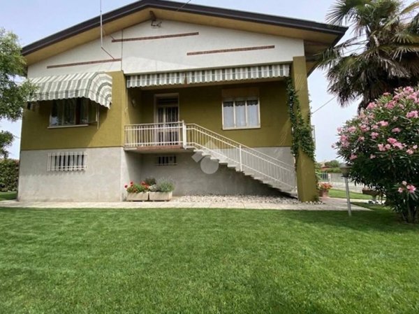 casa indipendente in vendita ad Albignasego in zona Lion