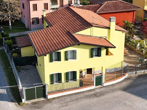 casa indipendente in vendita ad Albignasego in zona Lion