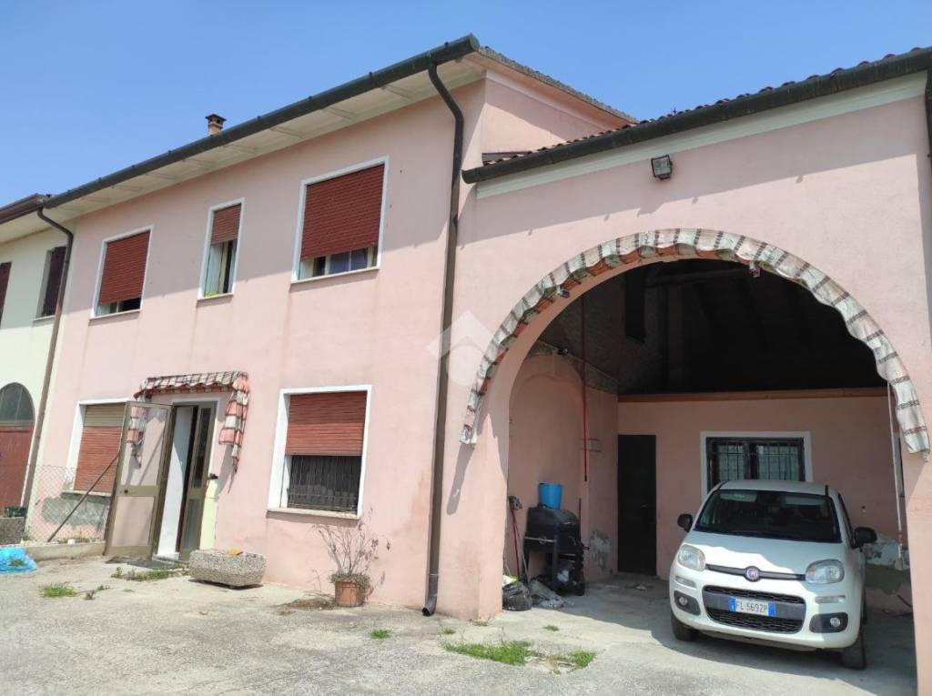 casa indipendente in vendita ad Arzergrande in zona Vallonga