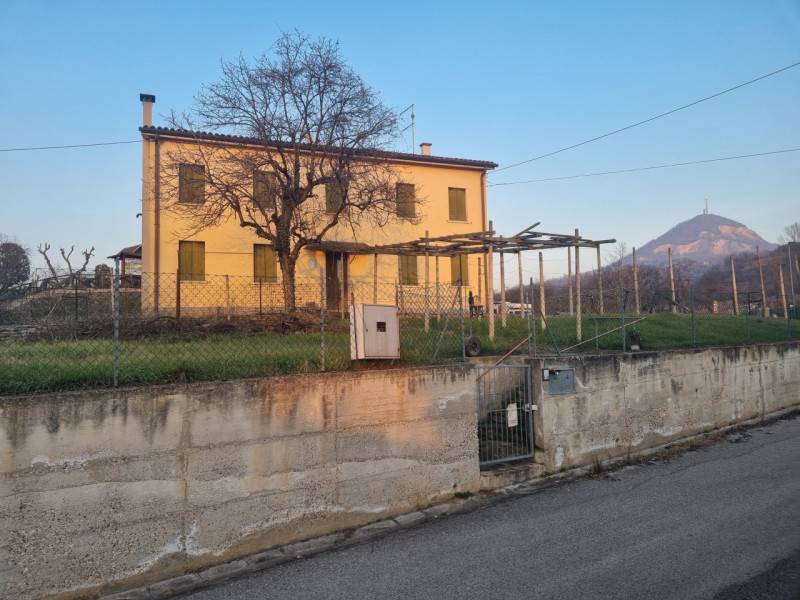 casa indipendente in vendita a Baone in zona Rivadolmo