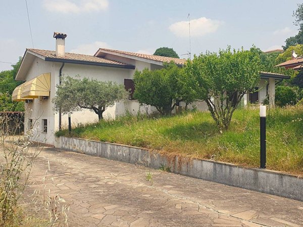 casa indipendente in vendita a Baone in zona Rivadolmo