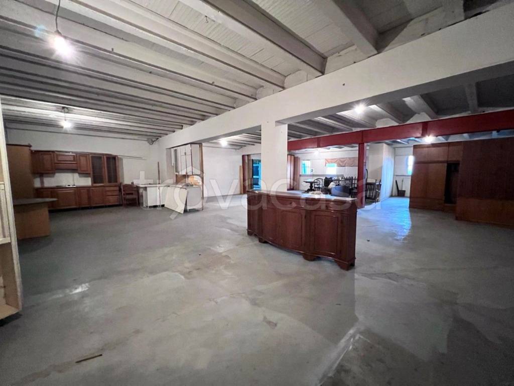 locale di sgombero in vendita a Cadoneghe in zona Mejaniga