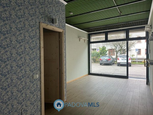 negozio in vendita a Cadoneghe in zona Mejaniga