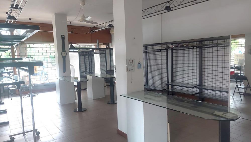 negozio in vendita a Cadoneghe in zona Mejaniga