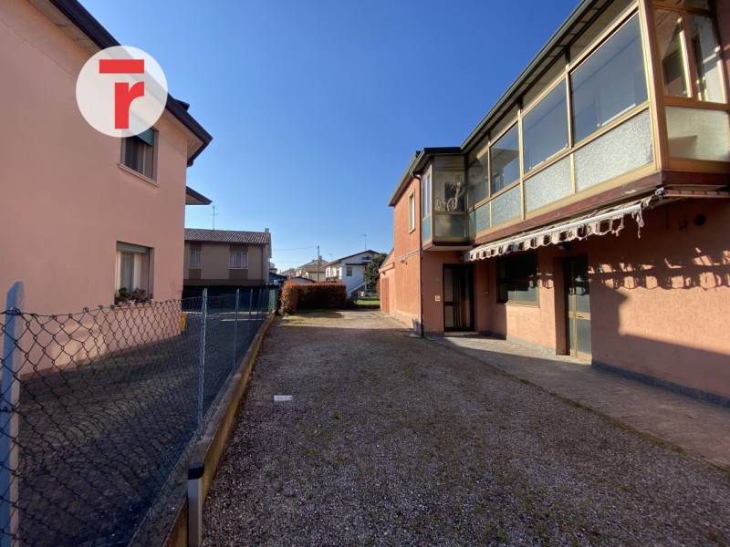 intera palazzina in vendita a Campodarsego in zona Reschigliano