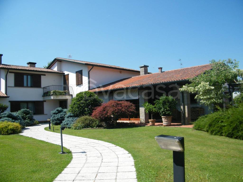 casa indipendente in vendita a Campodoro in zona Bevadoro