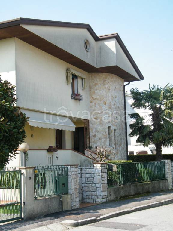 casa indipendente in vendita a Campodoro in zona Bevadoro