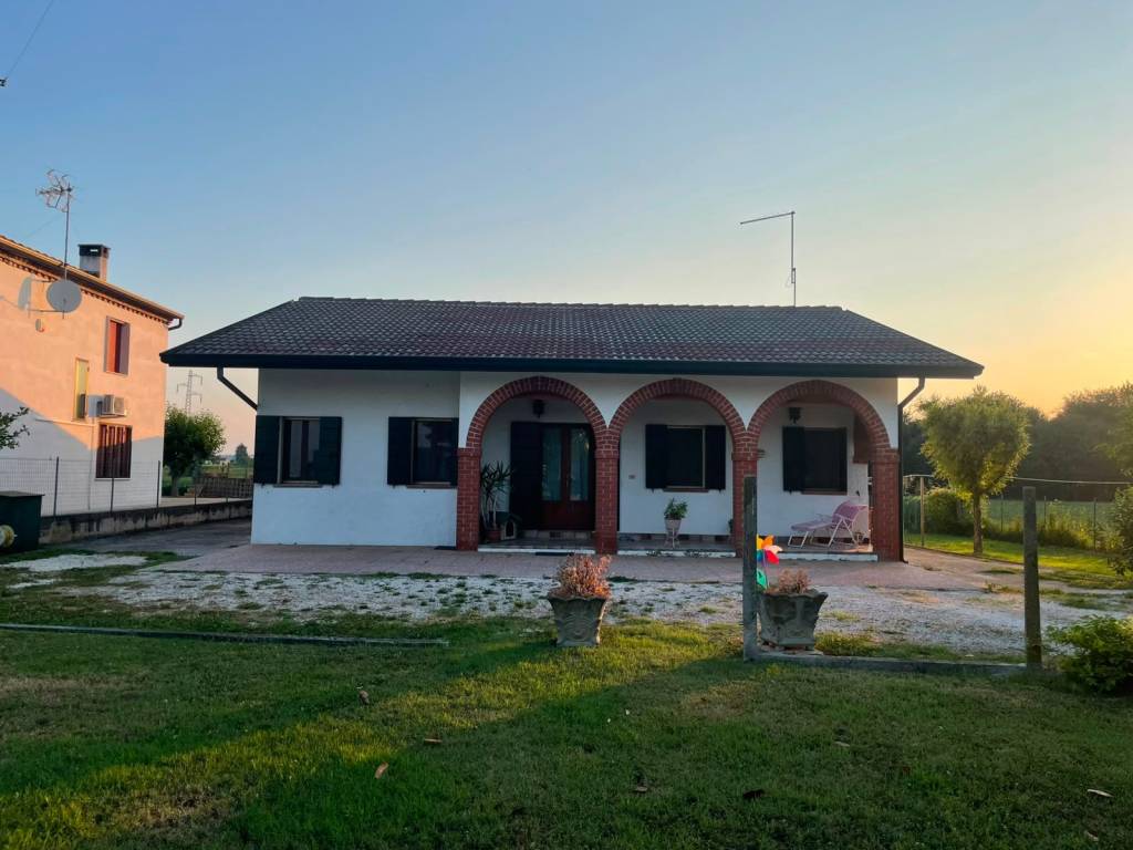 casa indipendente in vendita a Candiana in zona Pontecasale
