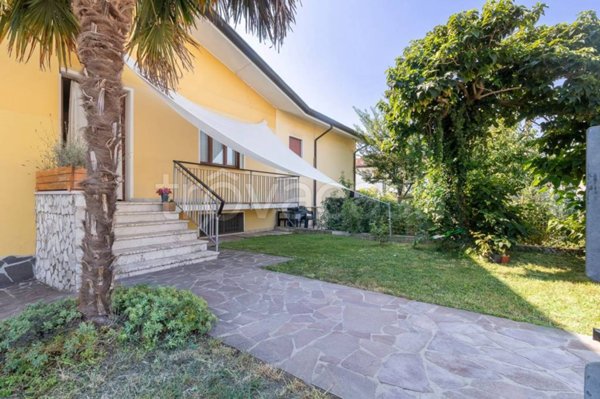 casa indipendente in vendita a Carmignano di Brenta