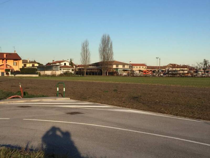 terreno edificabile in vendita a Casalserugo in zona Ronchi del Volo