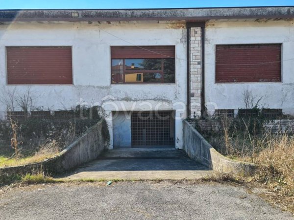 locale commerciale in vendita a Cervarese Santa Croce in zona Fossona