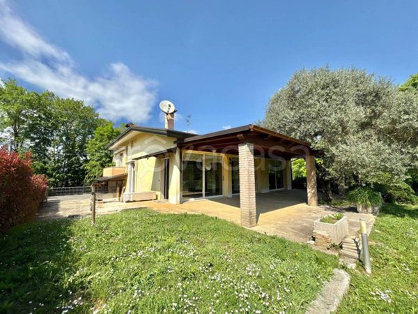 casa indipendente in vendita a Cervarese Santa Croce in zona Montemerlo