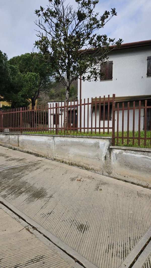 casa indipendente in vendita a Cinto Euganeo in zona Fontanafredda