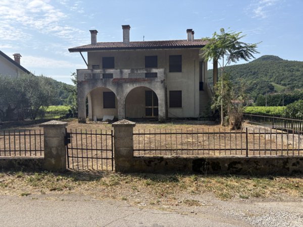 casa indipendente in vendita a Cinto Euganeo in zona Fontanafredda