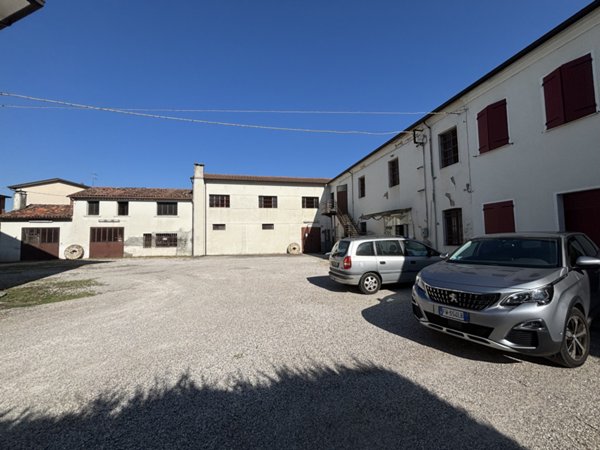 locale commerciale in vendita a Conselve