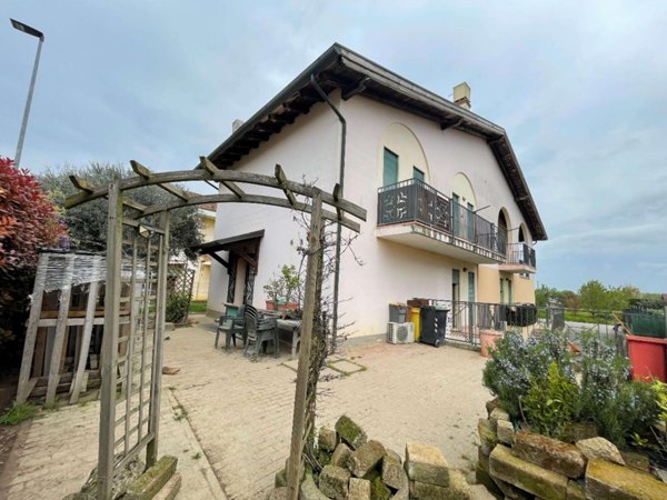 appartamento in vendita a Correzzola in zona Villa del Bosco