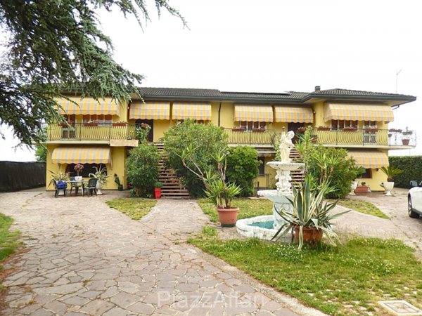 casa indipendente in vendita a Correzzola in zona Villa del Bosco