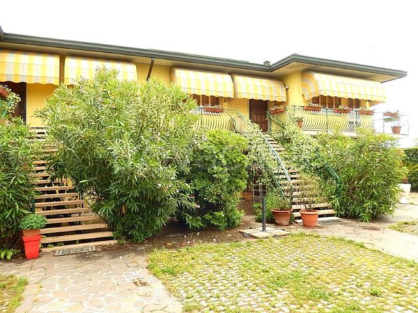 casa indipendente in vendita a Correzzola in zona Villa del Bosco
